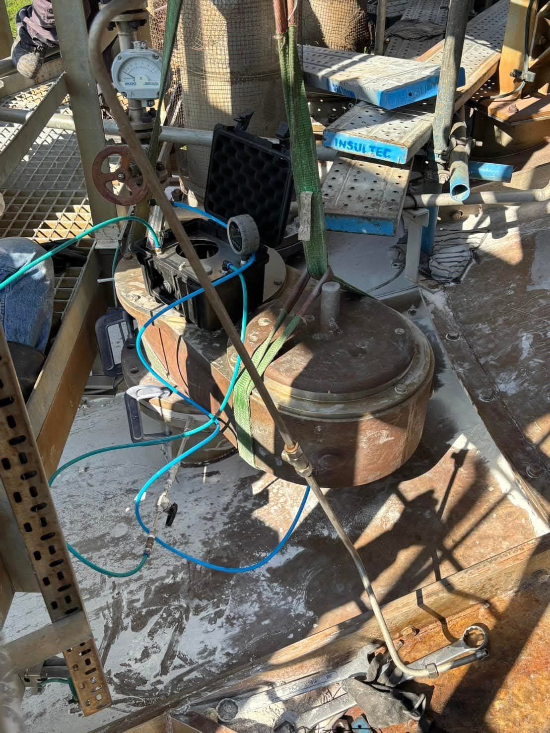 Portable vacuum test unit on the tank top