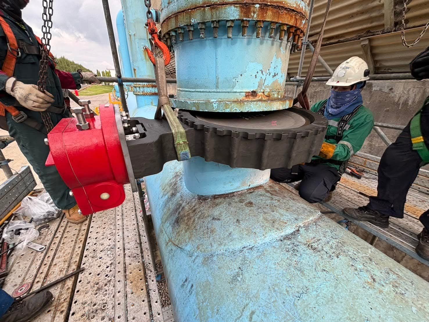 Butterfly valve disc and gear operator overhauled on-site