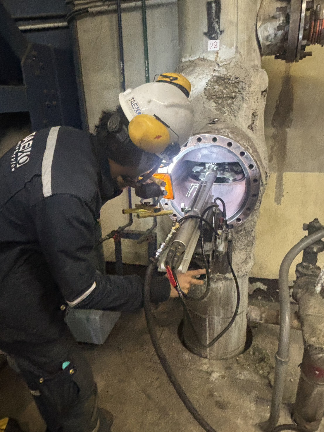 TAEKO technician performing on-site valve seat lapping