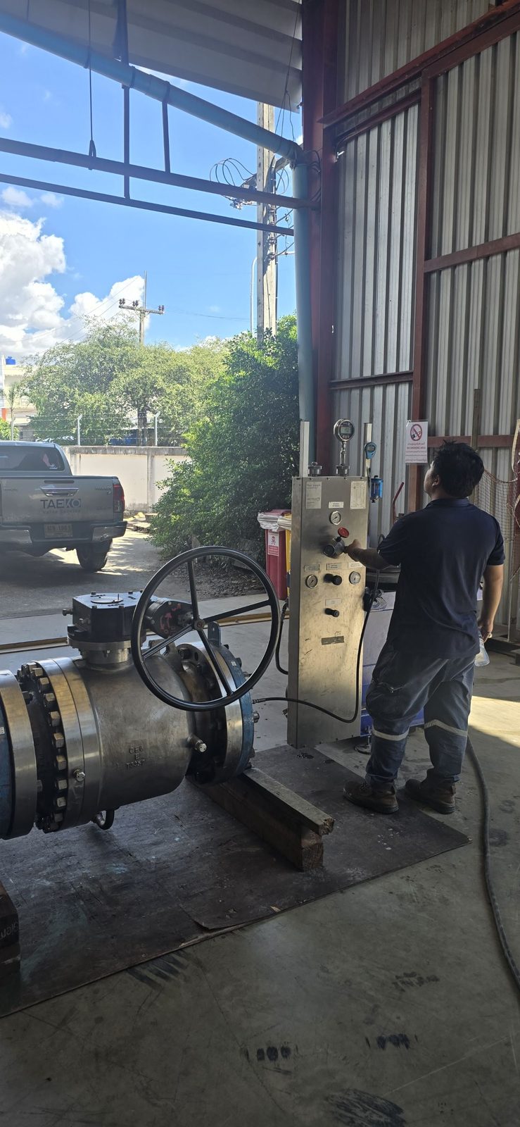 Pressure leak test on the workshop bench