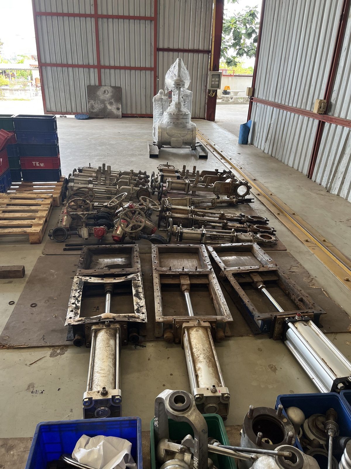 Actuated knife-gate valves in the workshop