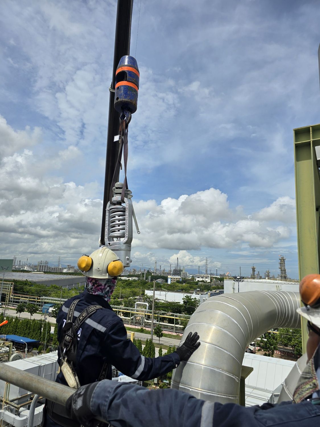 Safety valve crane lift on-site